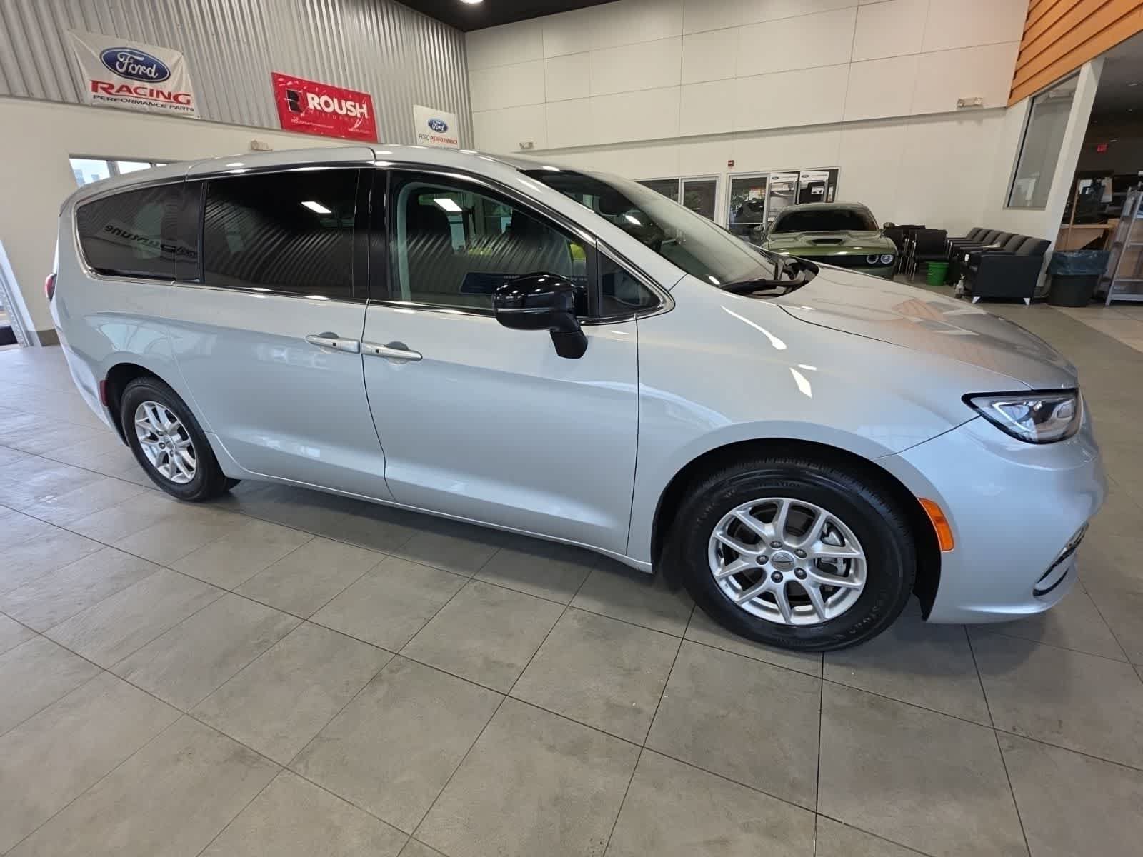 Used 2024 Chrysler Pacifica Touring-L FWD image 5