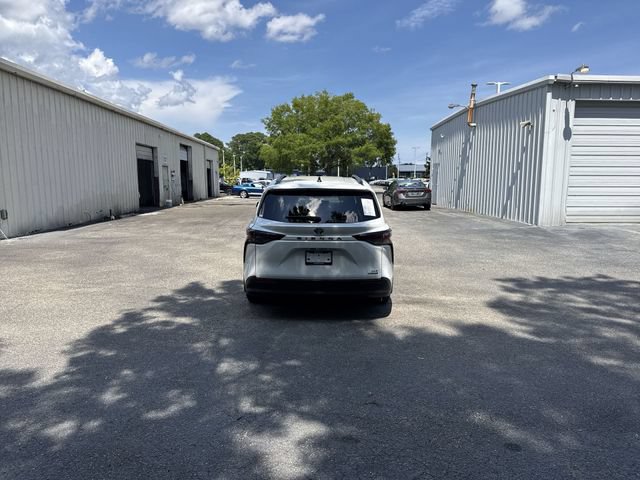 Used 2024 Toyota Sienna XLE FWD image 6