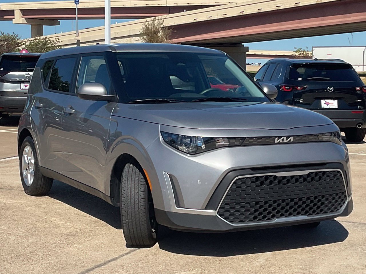 Used 2025 Kia Soul LX w/ LX Technology Package FWD image 3