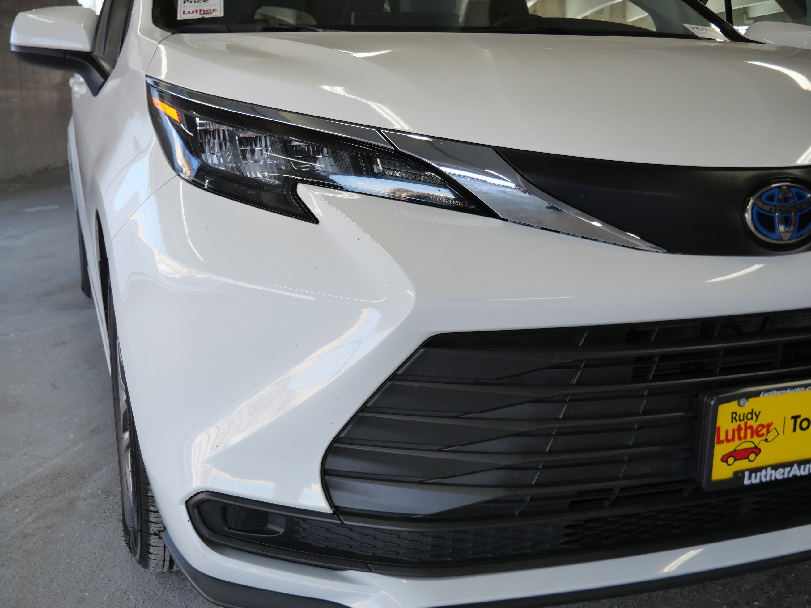 Certified 2025 Toyota Sienna LE image 17