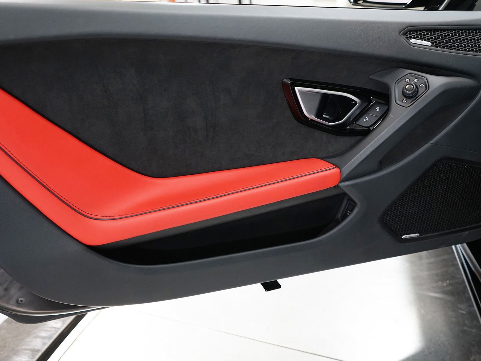 Used 2023 Lamborghini Huracan EVO image 11