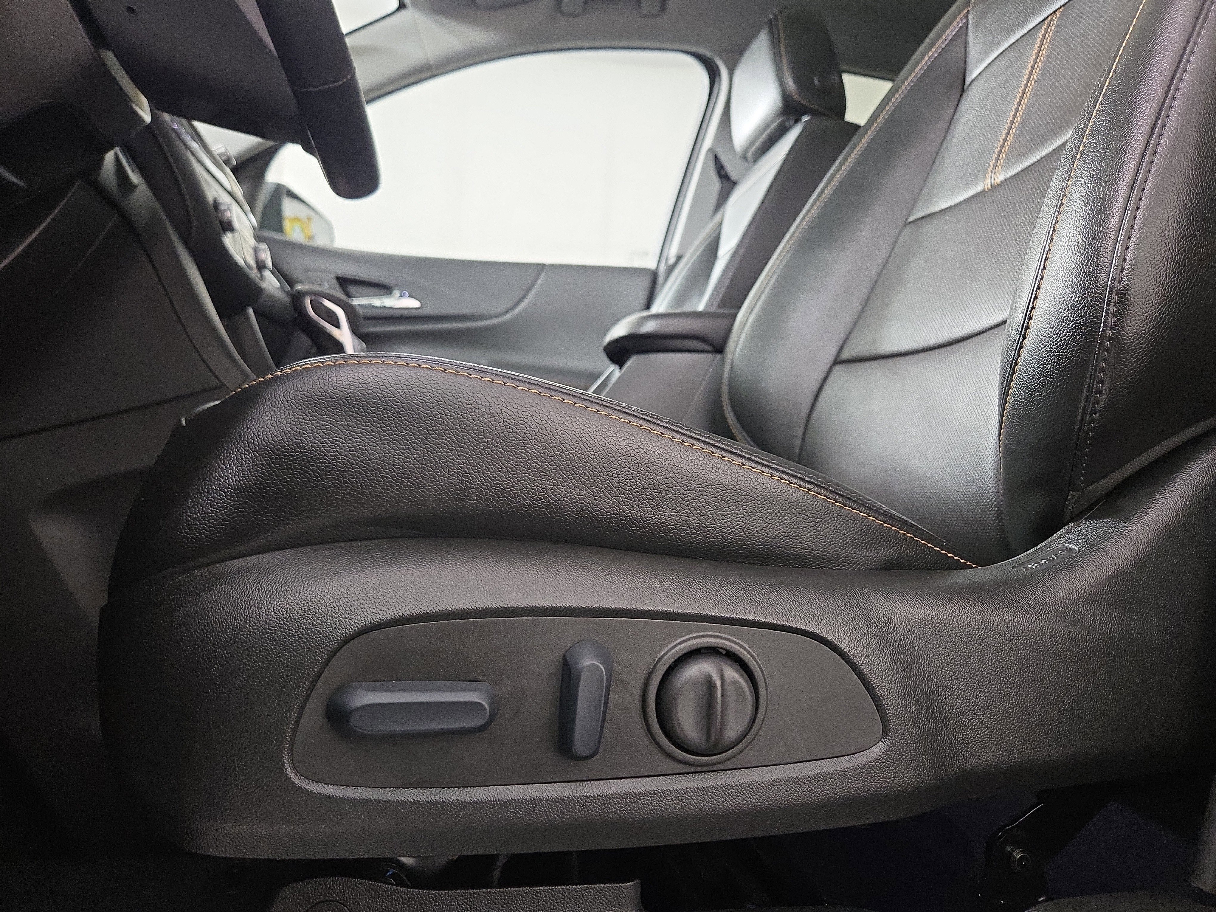 Used 2023 Chevrolet Equinox Premier image 33