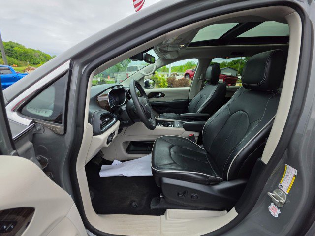 Used 2023 Chrysler Pacifica Limited FWD image 32