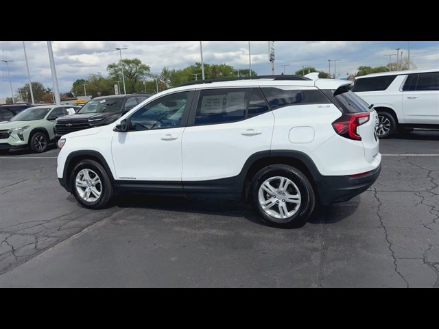 Used 2024 GMC Terrain SLE w/ Driver Convenience Package FWD image 6
