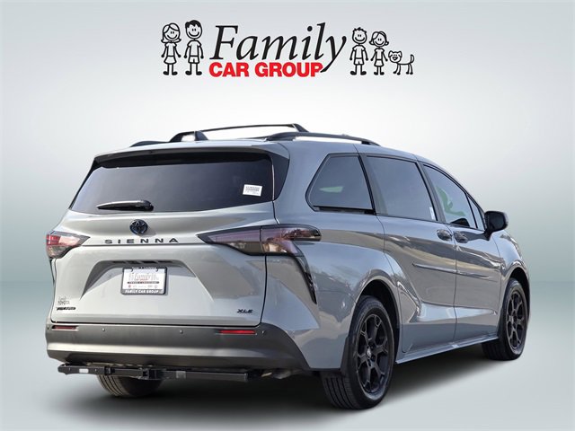 Used 2025 Toyota Sienna XLE Woodland Edition image 4