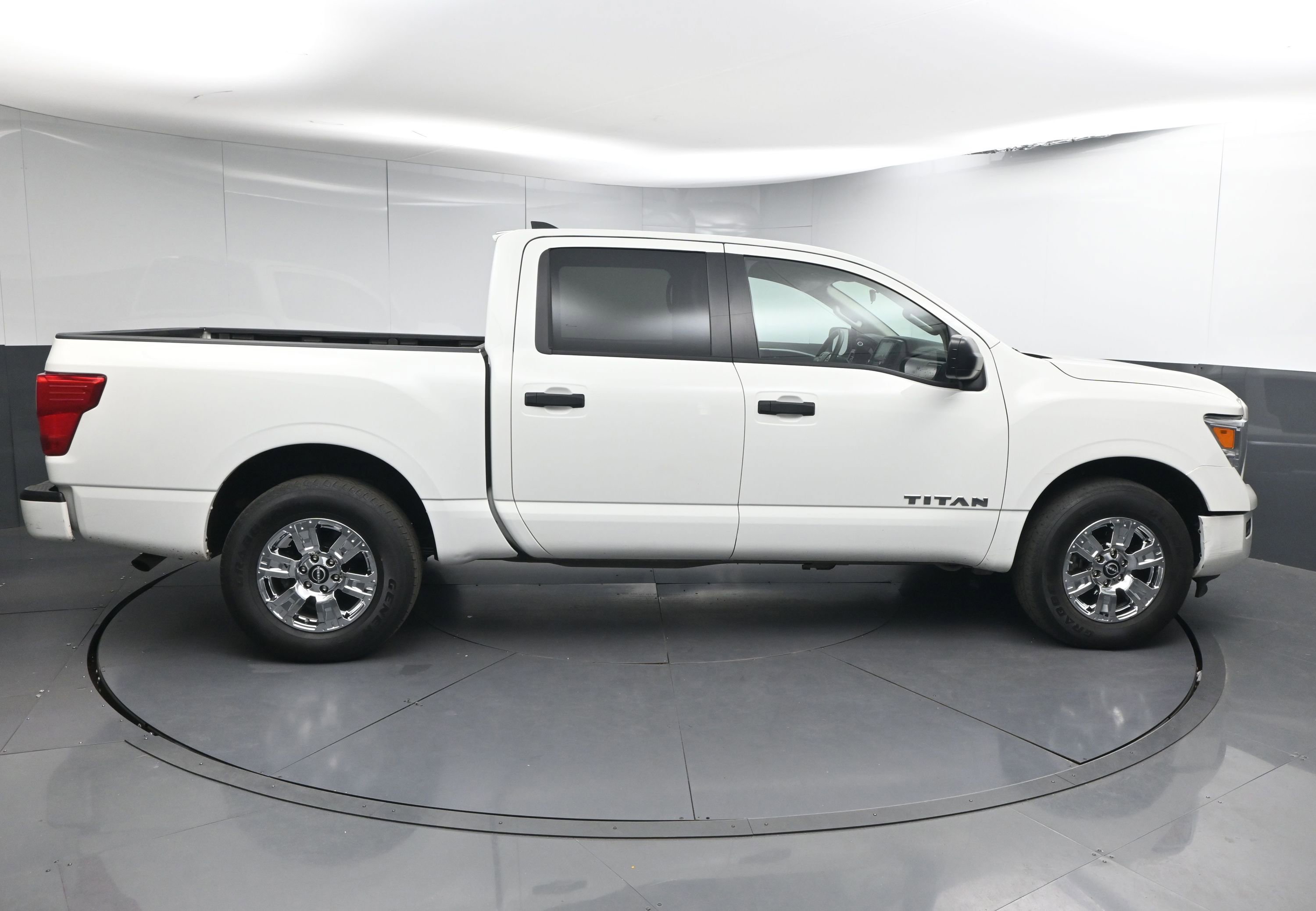 Used 2024 Nissan Titan SV w/ Accessory Utility Package image 9