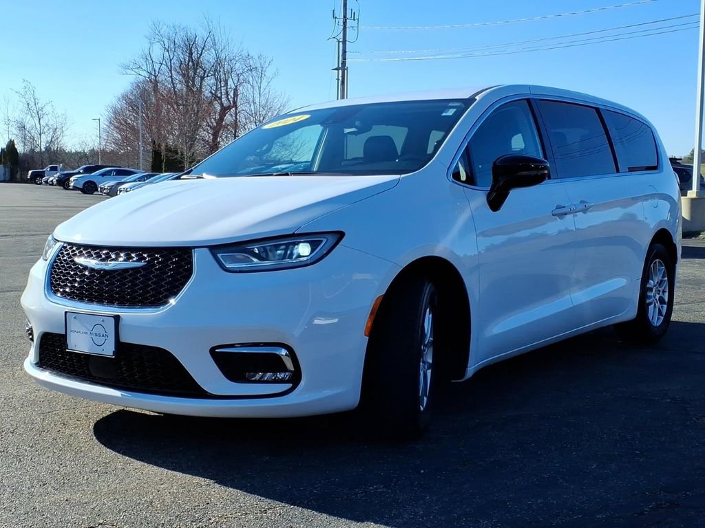 Used 2024 Chrysler Pacifica Touring-L image 6