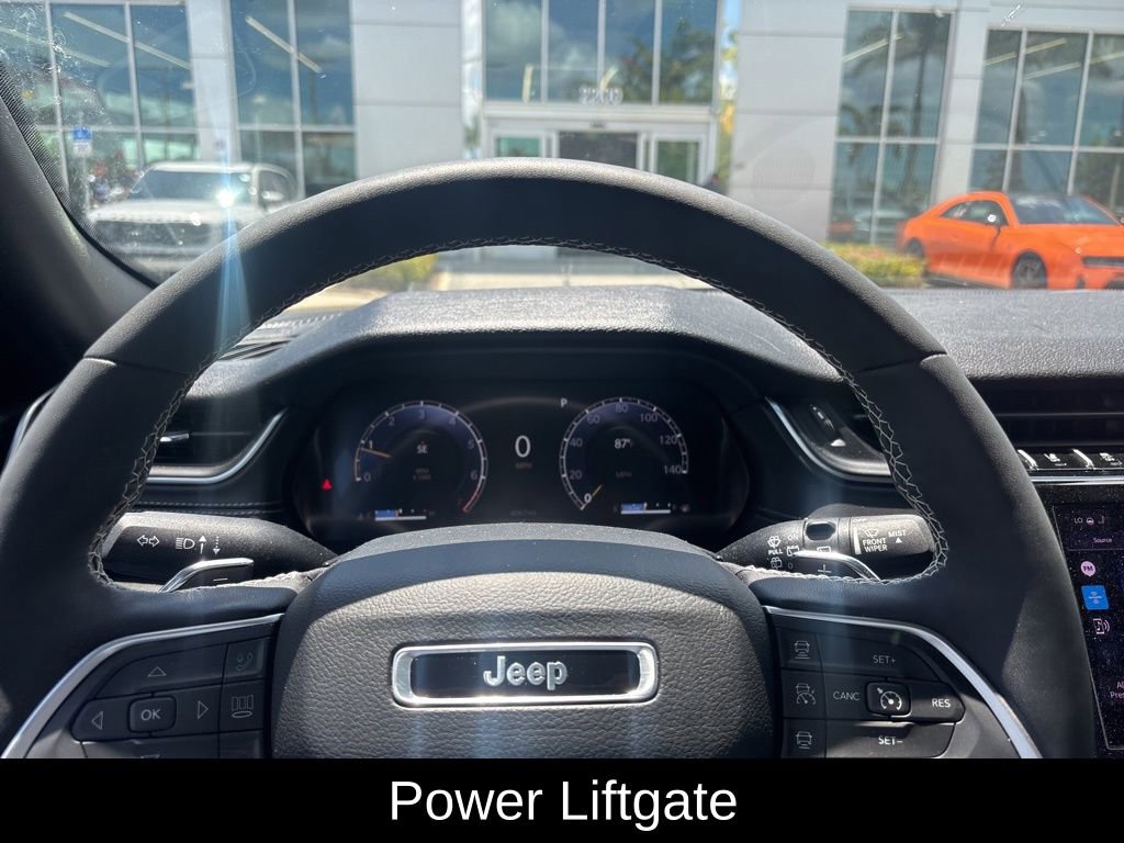 Used 2025 Jeep Grand Cherokee Altitude AWD/4WD image 5