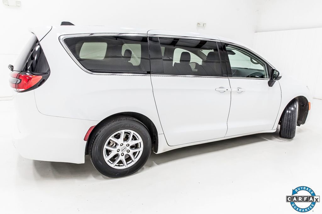 Used 2023 Chrysler Pacifica Touring-L image 7