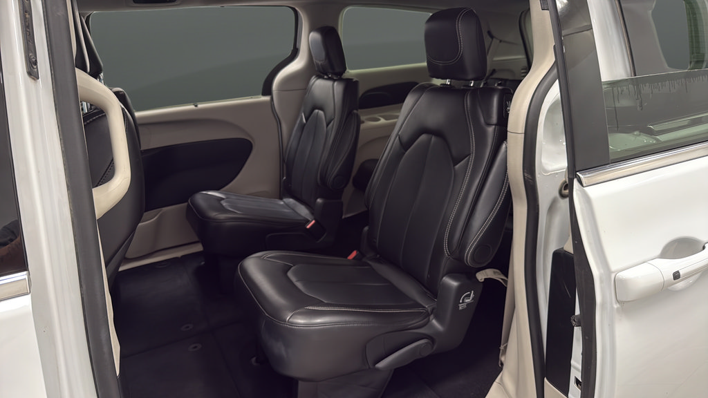 Used 2024 Chrysler Pacifica Touring-L FWD image 22