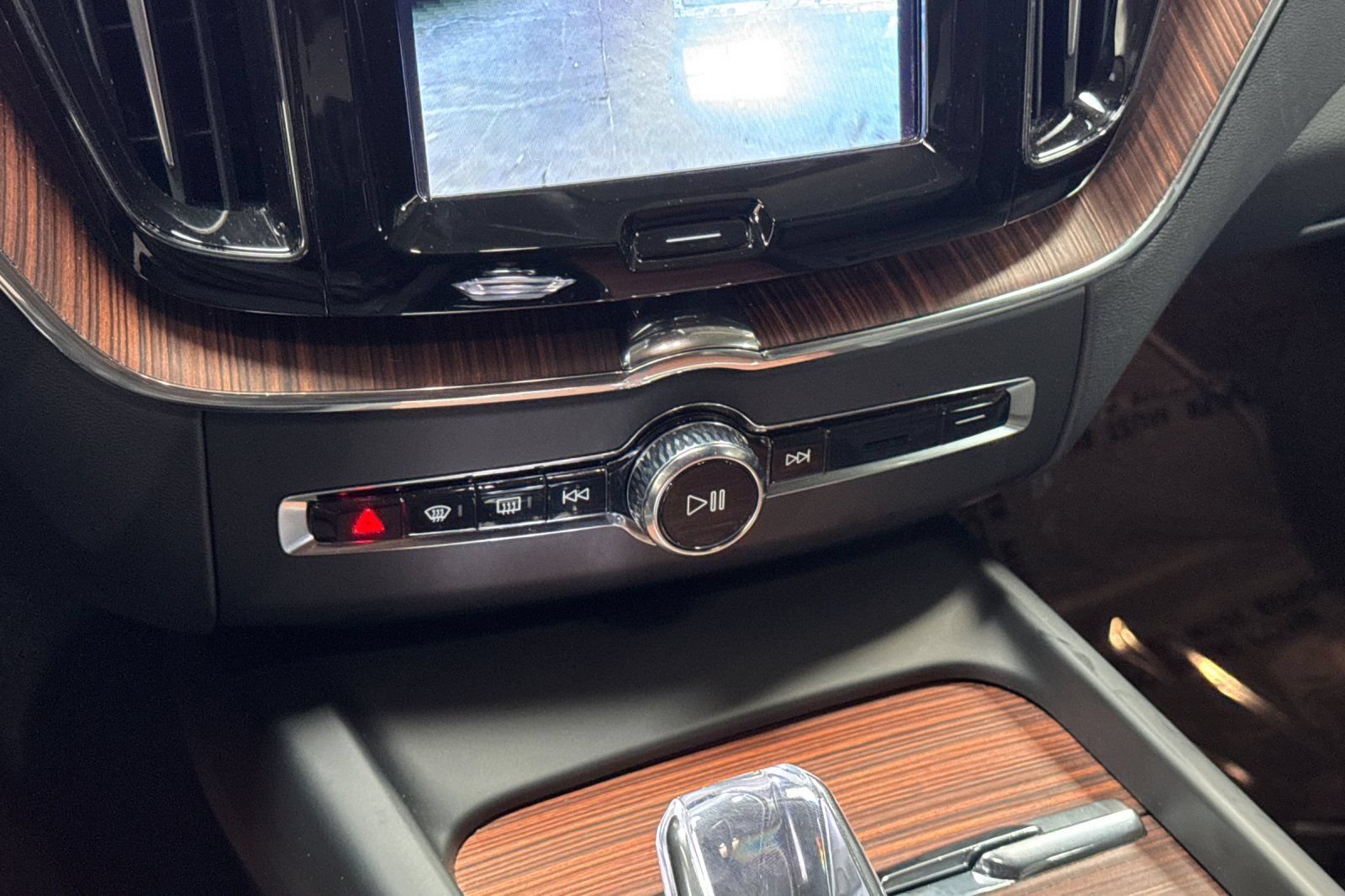 Certified 2023 Volvo XC60 B6 Ultimate w/ Protection Package Premier AWD/4WD image 24