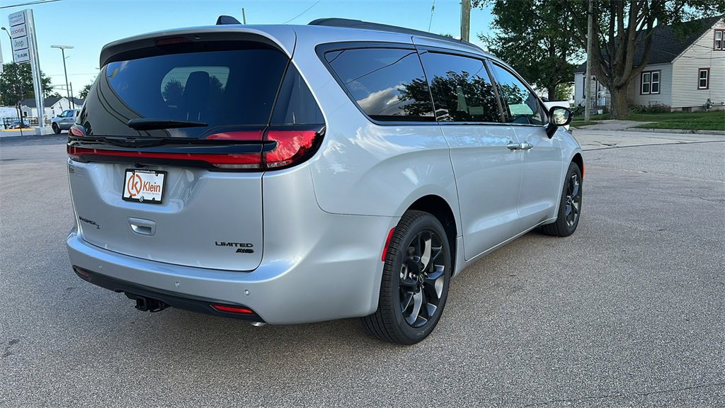 New 2026 Chrysler Pacifica Limited w/ S Appearance Package image 8