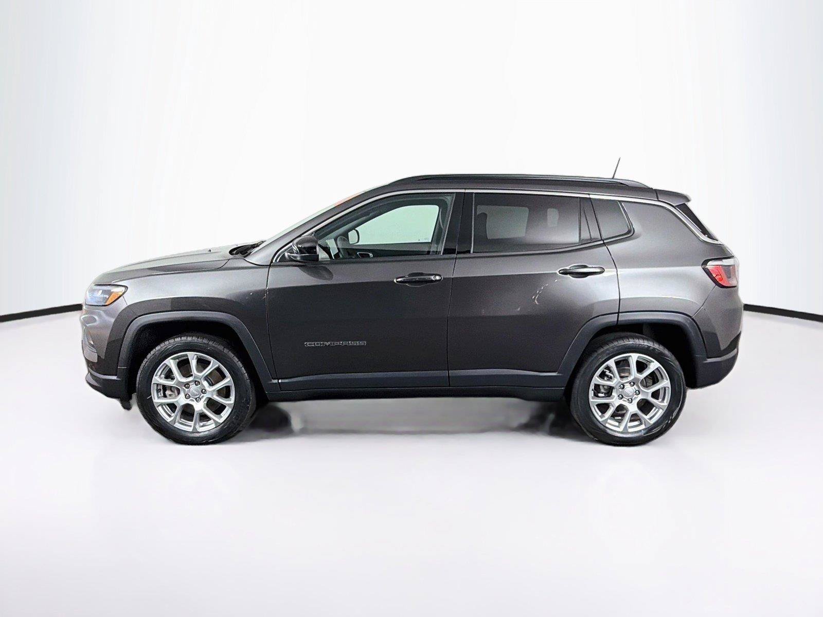 Used 2023 Jeep Compass Latitude AWD/4WD image 8