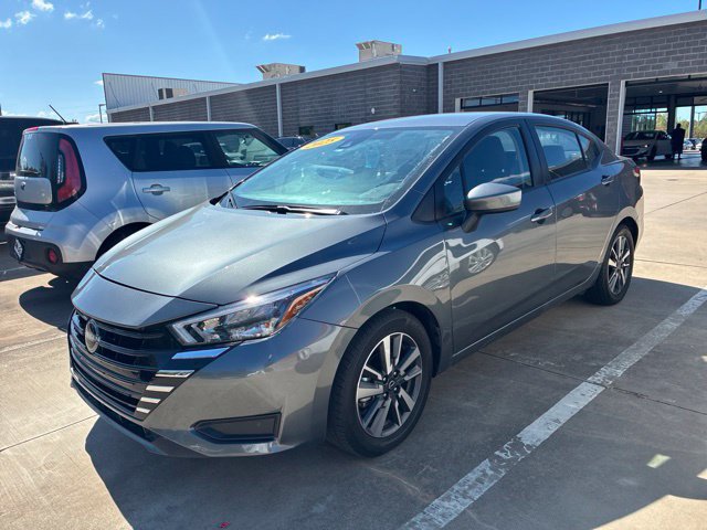 Used 2025 Nissan Versa SV FWD image 3