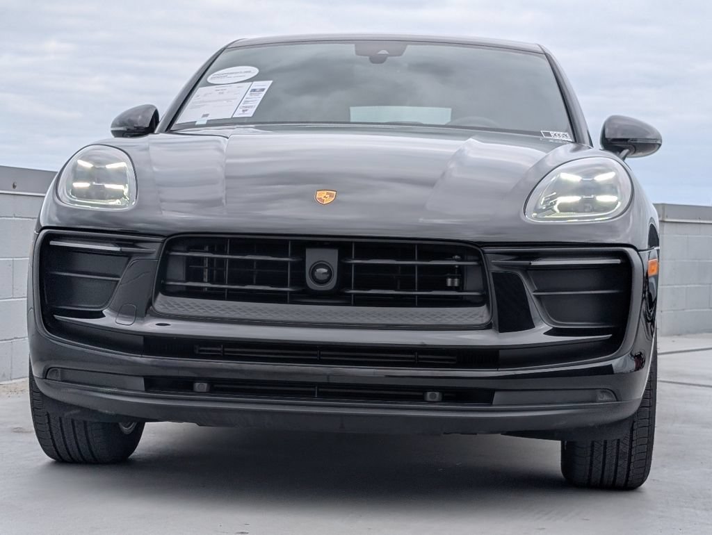 Certified 2025 Porsche Macan AWD/4WD image 8