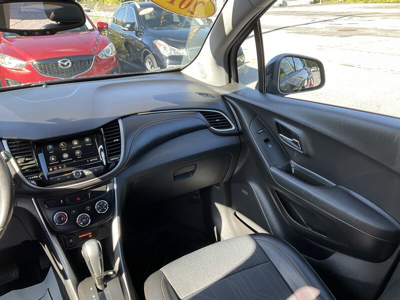 Used 2019 Chevrolet Trax LT w/ Sun & Sound Package AWD/4WD image 18