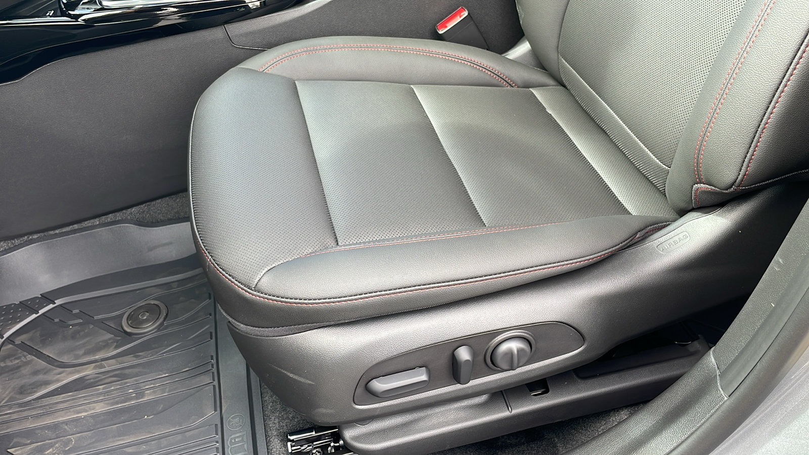 New 2026 Chevrolet Trax RS w/ Sunroof Package FWD image 17
