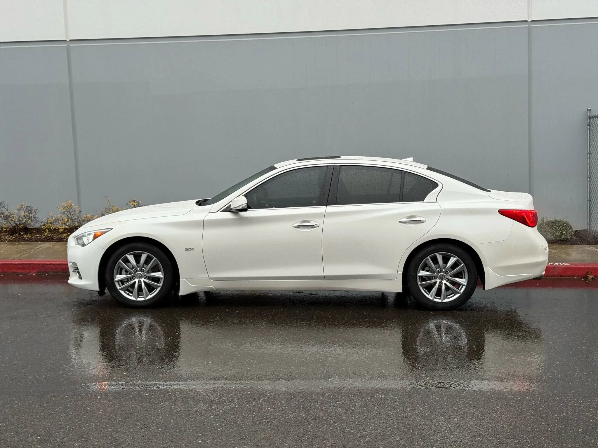 Used 2016 INFINITI Q50 3.0t Premium w/ Driver Assistance Package image 2