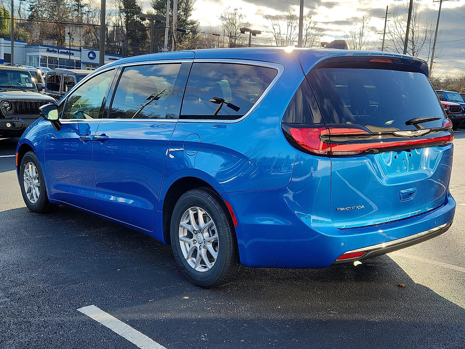 New 2026 Chrysler Pacifica Select image 3