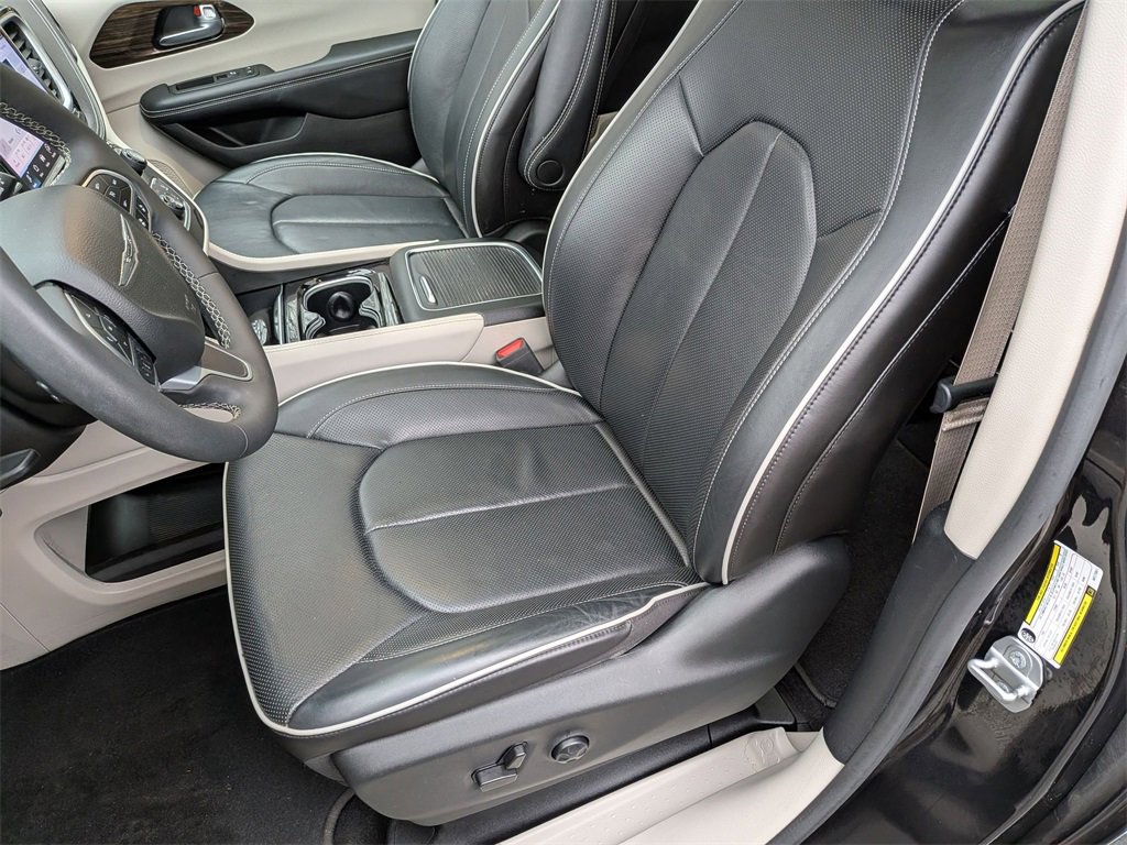 Used 2022 Chrysler Pacifica Limited w/ Uconnect Theater Family Group image 27