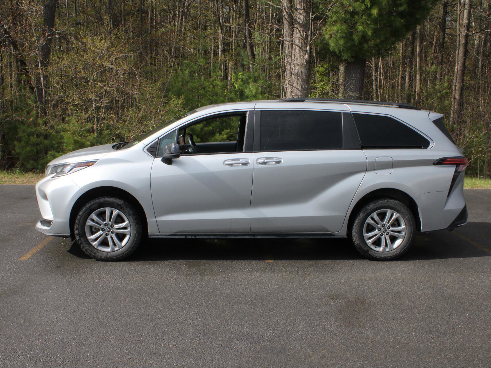 Used 2022 Toyota Sienna XSE w/ XSE Plus Package AWD/4WD image 5