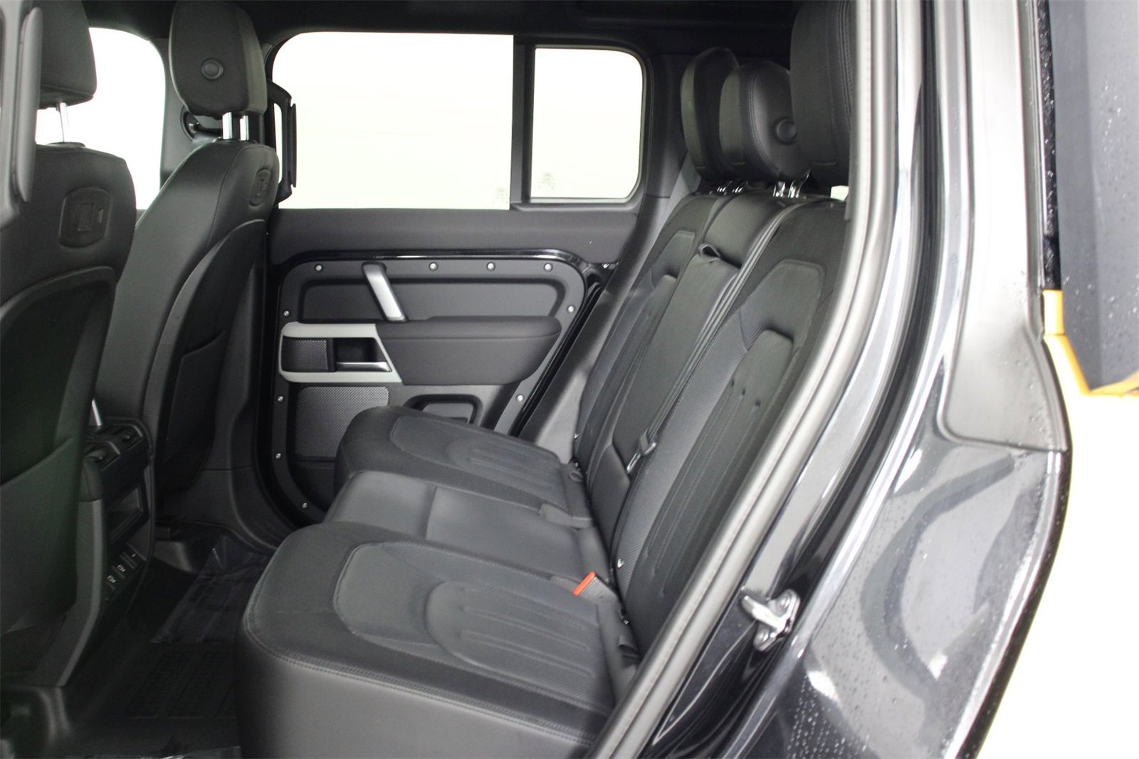 Used 2022 Land Rover Defender 110 X-Dynamic SE image 32