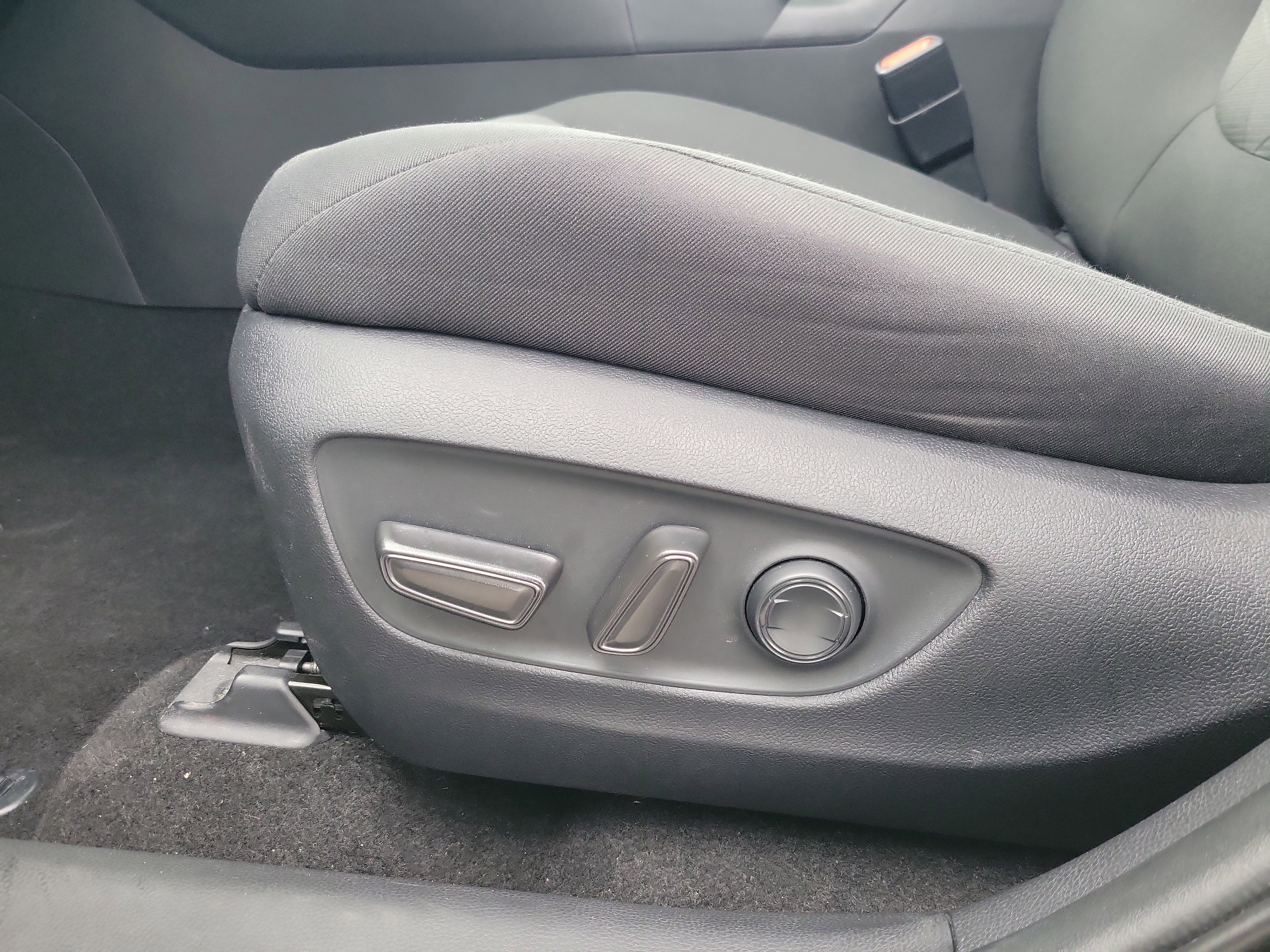 Used 2020 Toyota RAV4 XLE w/ Convenience Package image 24