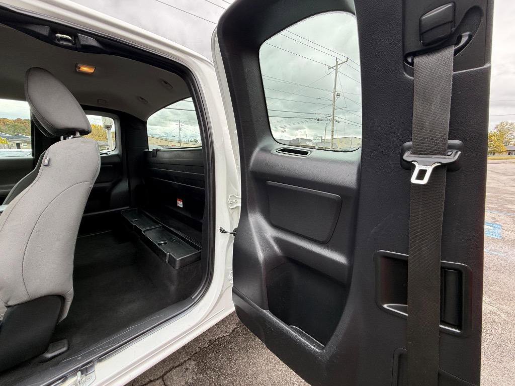 Used 2016 Toyota Tacoma SR image 11