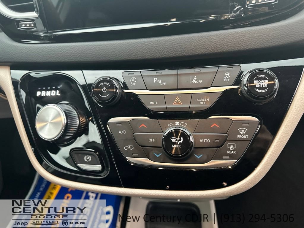 Used 2024 Chrysler Pacifica Touring-L FWD image 13