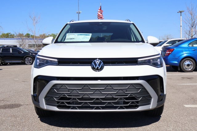 Certified 2025 Volkswagen Taos SE image 2