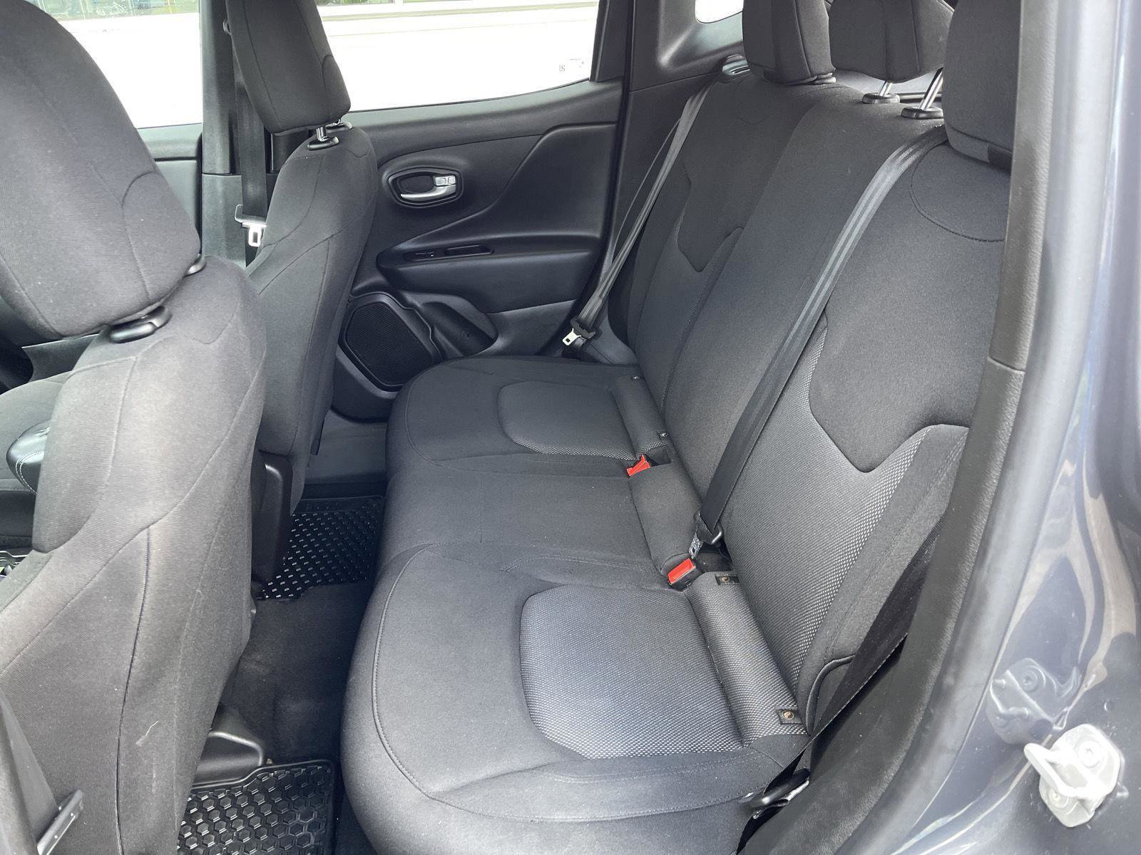 Used 2023 Jeep Renegade Latitude AWD/4WD image 31