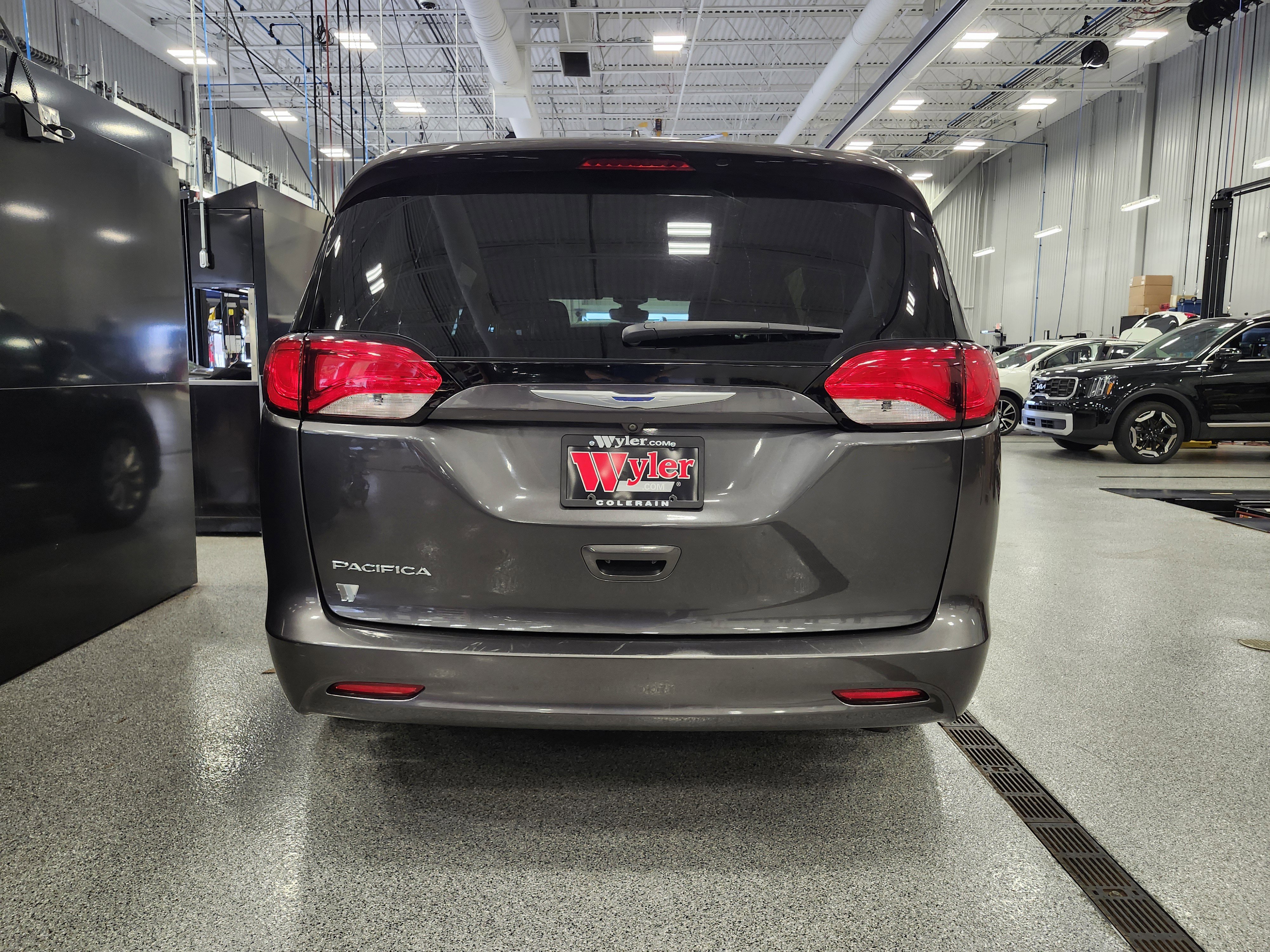 Used 2017 Chrysler Pacifica Touring w/ Tire & Wheel Group image 31