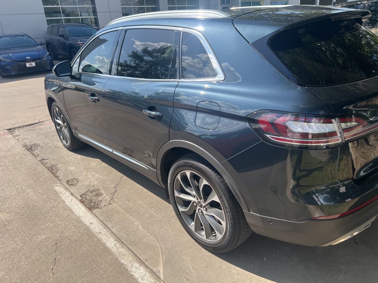 Used 2023 Lincoln Nautilus Reserve w/ Equipment Group 201A image 3