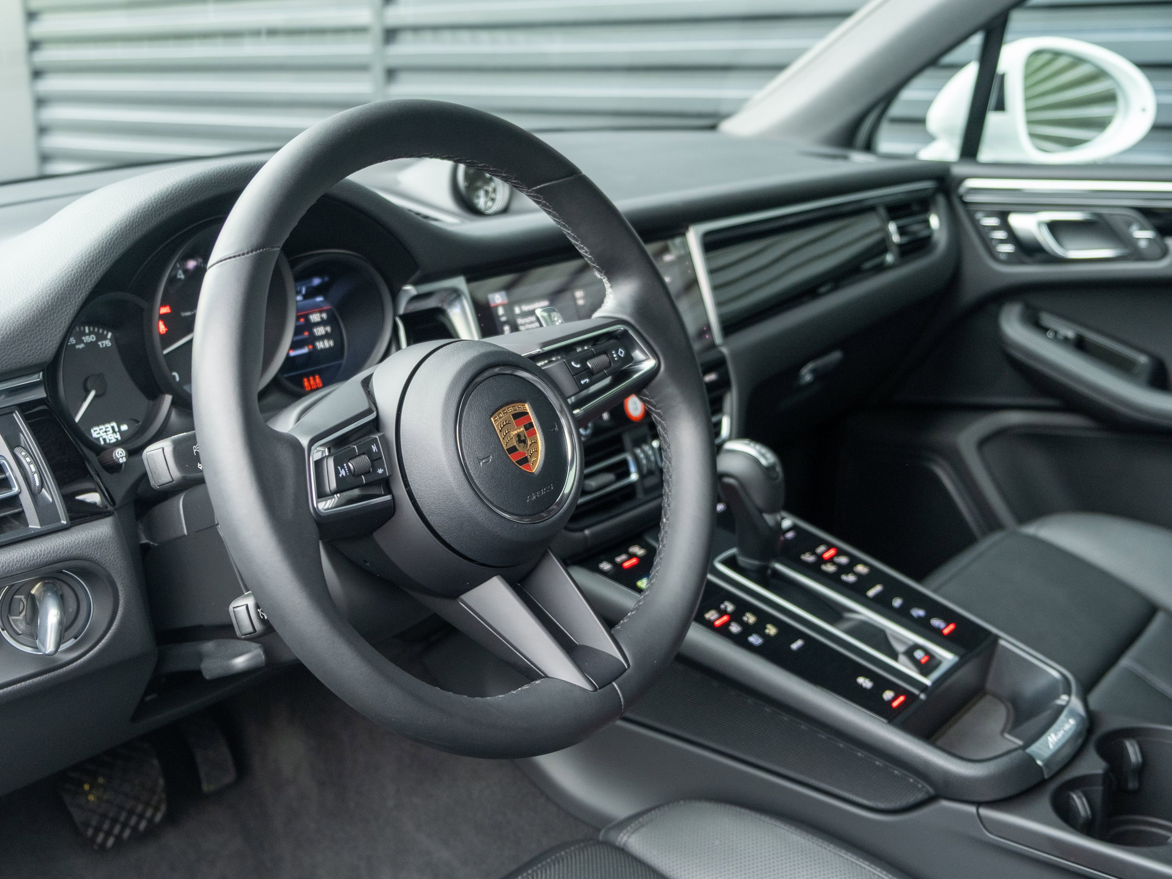 Certified 2023 Porsche Macan AWD/4WD image 4