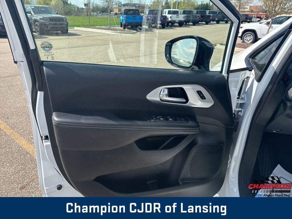 Used 2025 Chrysler Pacifica Limited FWD image 37