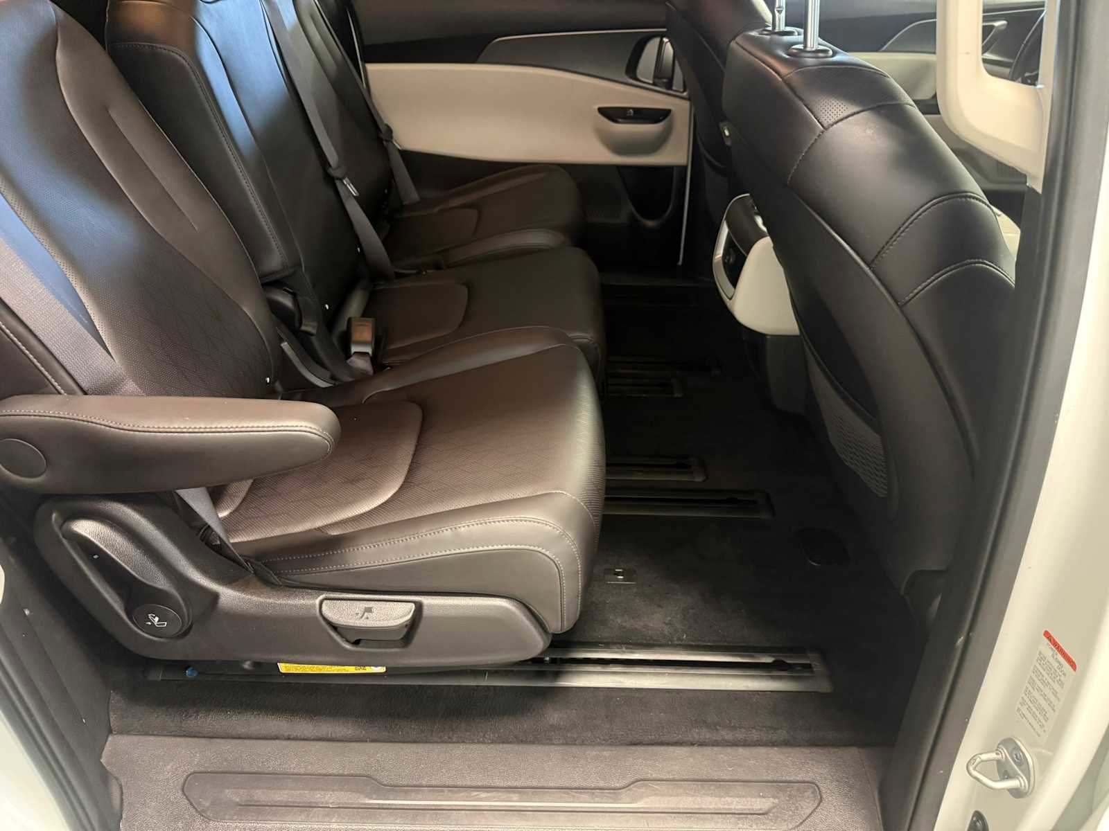 Used 2024 Kia Carnival LX FWD image 24