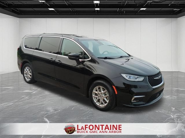 Used 2024 Chrysler Pacifica Touring-L FWD image 2