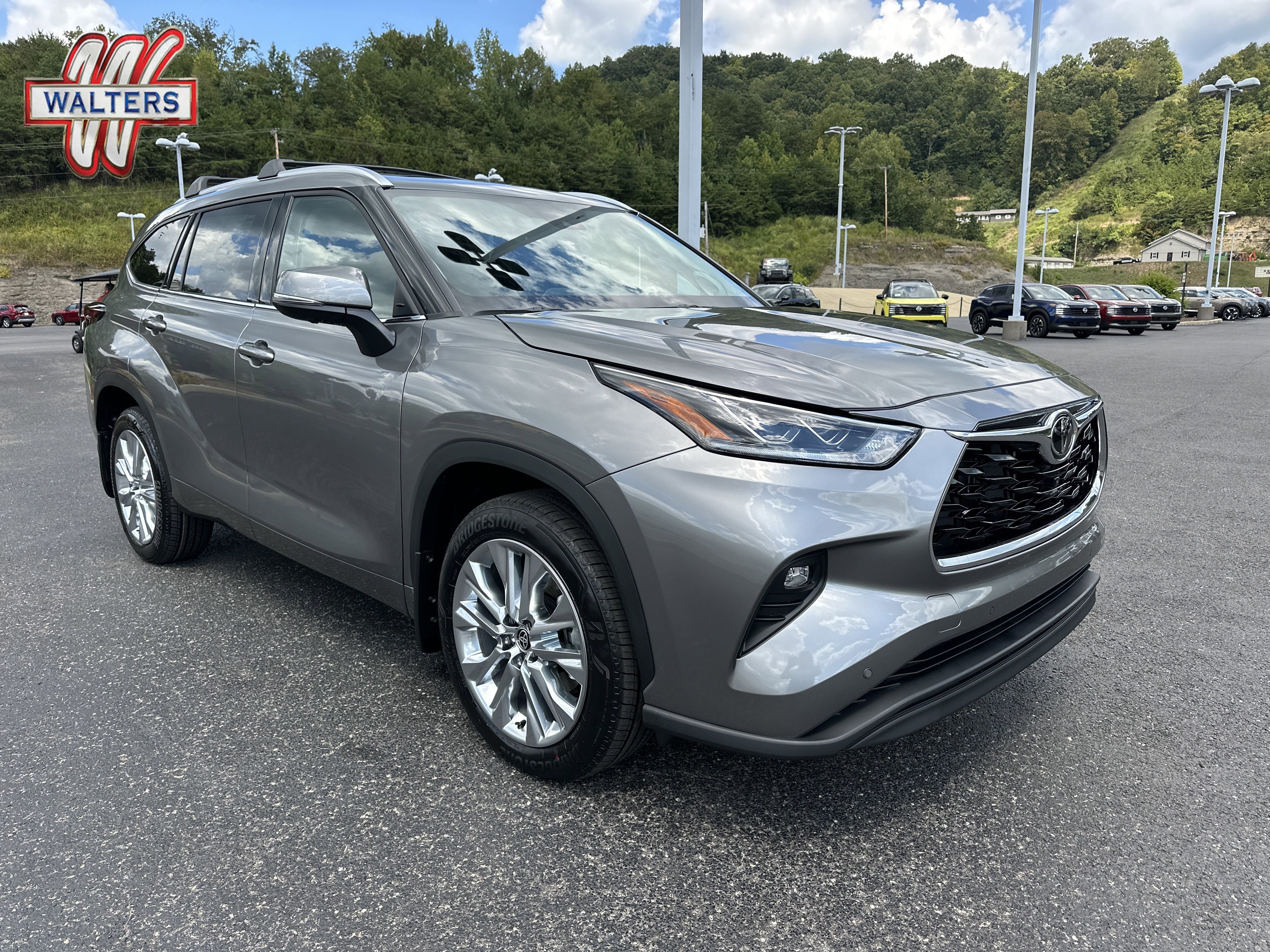 New 2025 Toyota Highlander Limited image 1