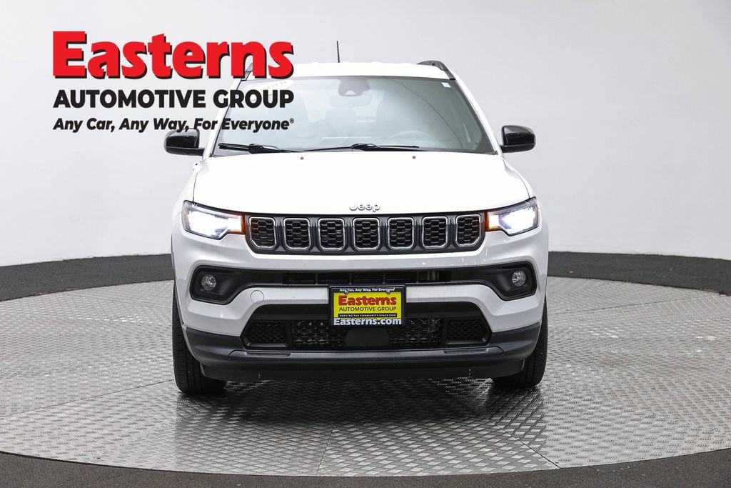 Used 2024 Jeep Compass Latitude AWD/4WD image 2