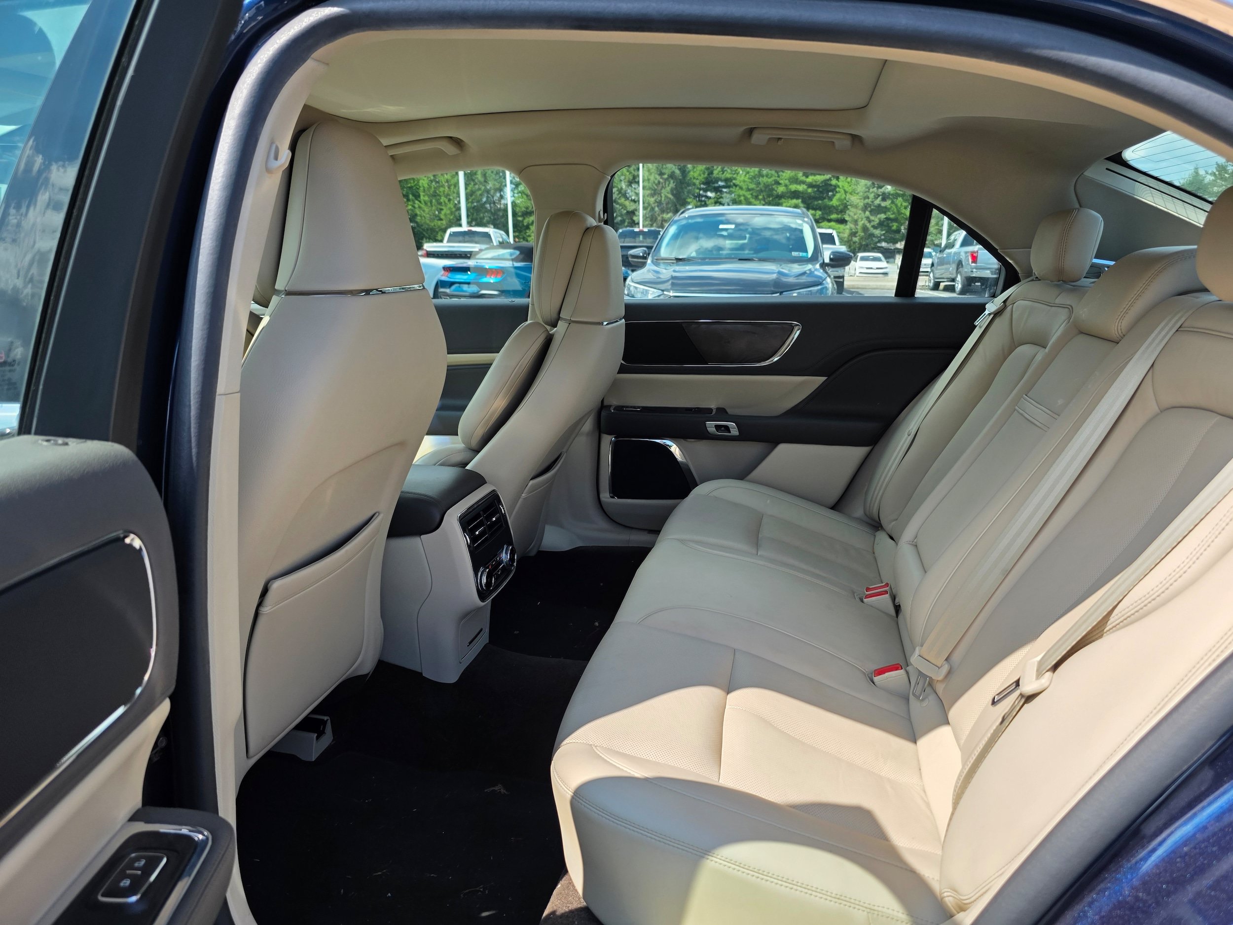 Used 2017 Lincoln Continental Reserve w/ Climate Package AWD/4WD image 10