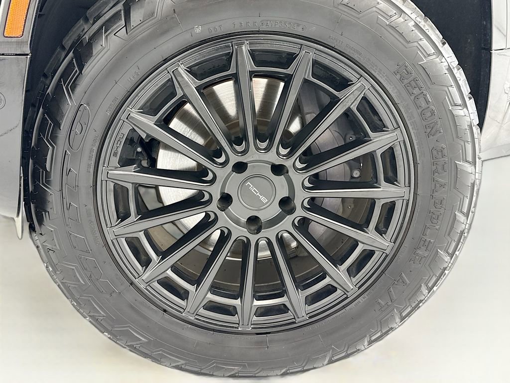 Certified 2023 Land Rover Defender 110 X-Dynamic SE image 29