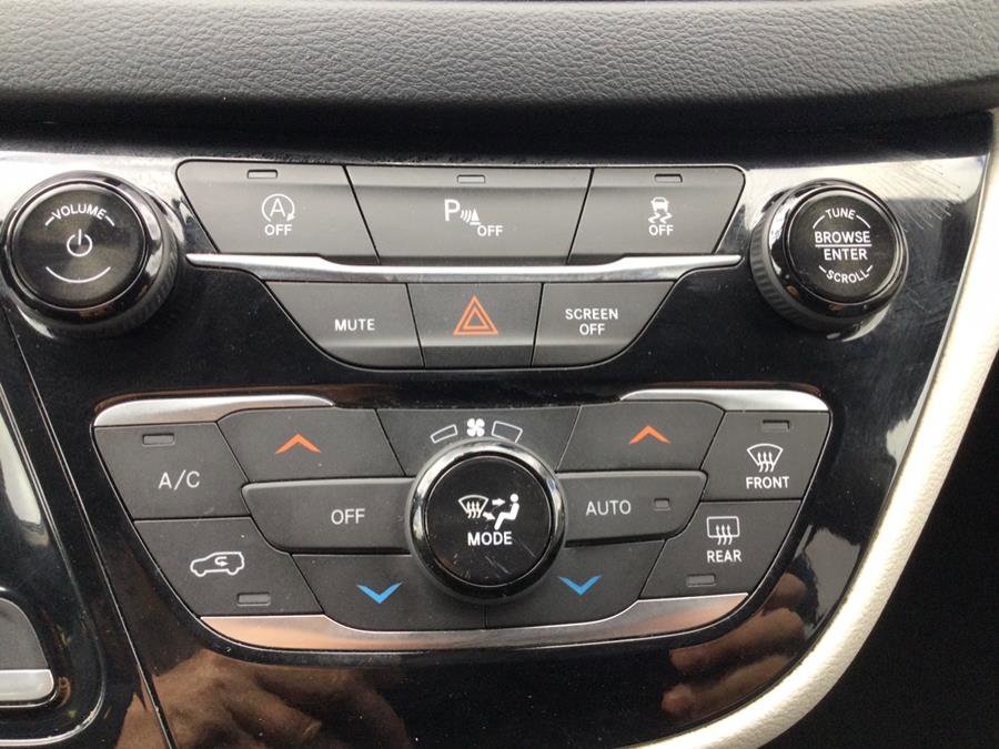 Used 2019 Chrysler Pacifica Touring-L image 15