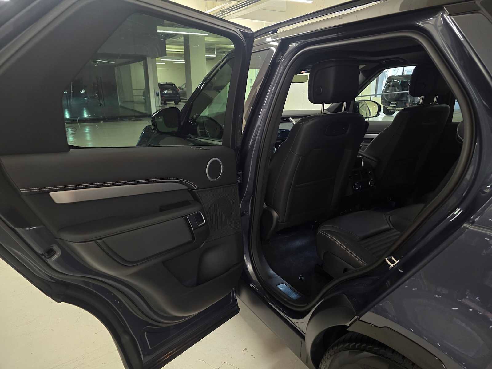 Used 2025 Land Rover Discovery Dynamic SE image 18