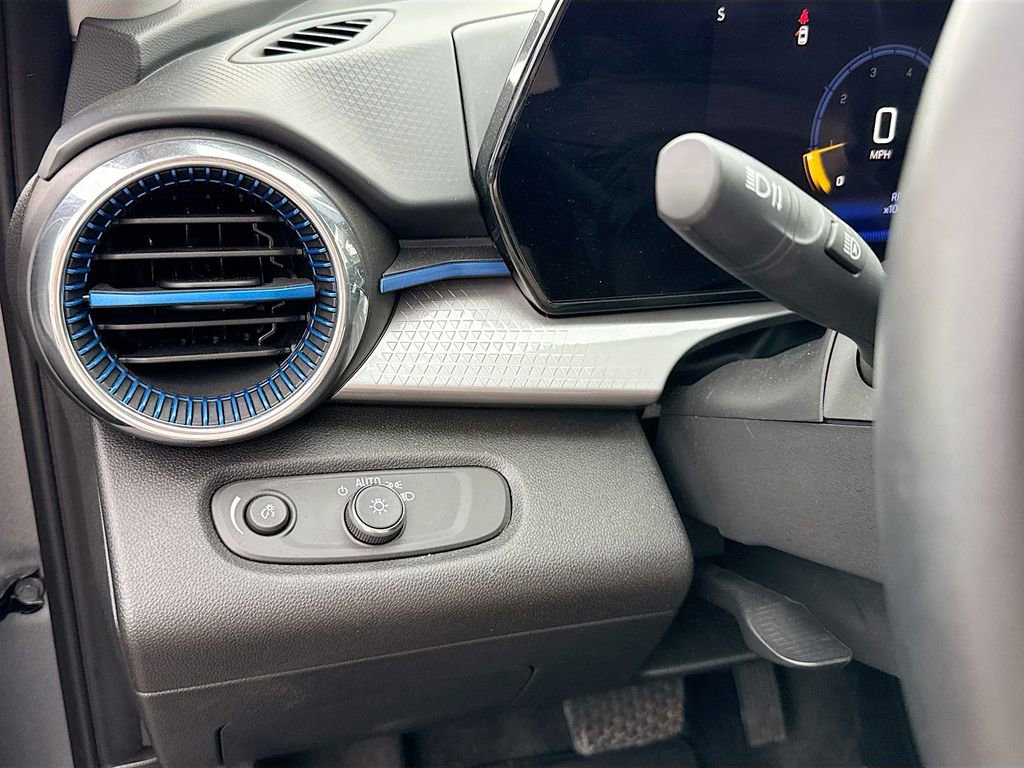 Used 2025 Chevrolet Trax LT w/ LT Convenience Package image 10