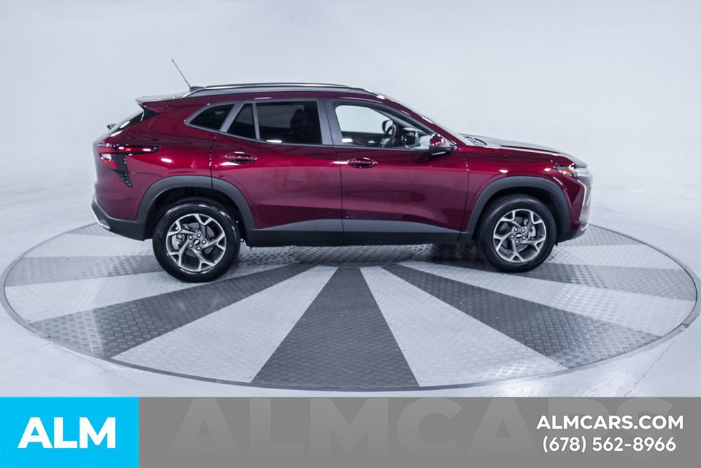 Used 2025 Chevrolet Trax LT FWD image 11