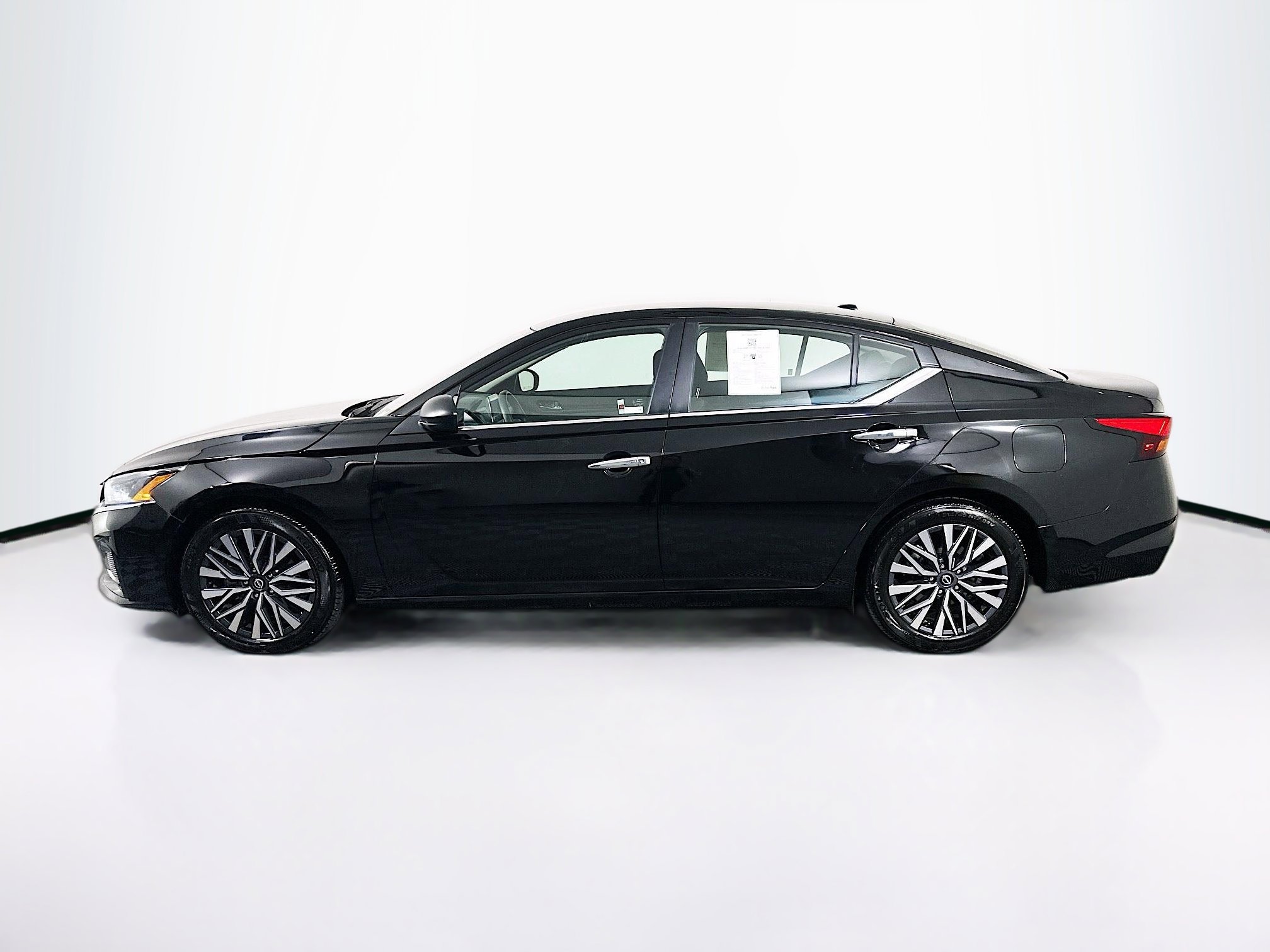 Used 2025 Nissan Altima 2.5 SV FWD image 4