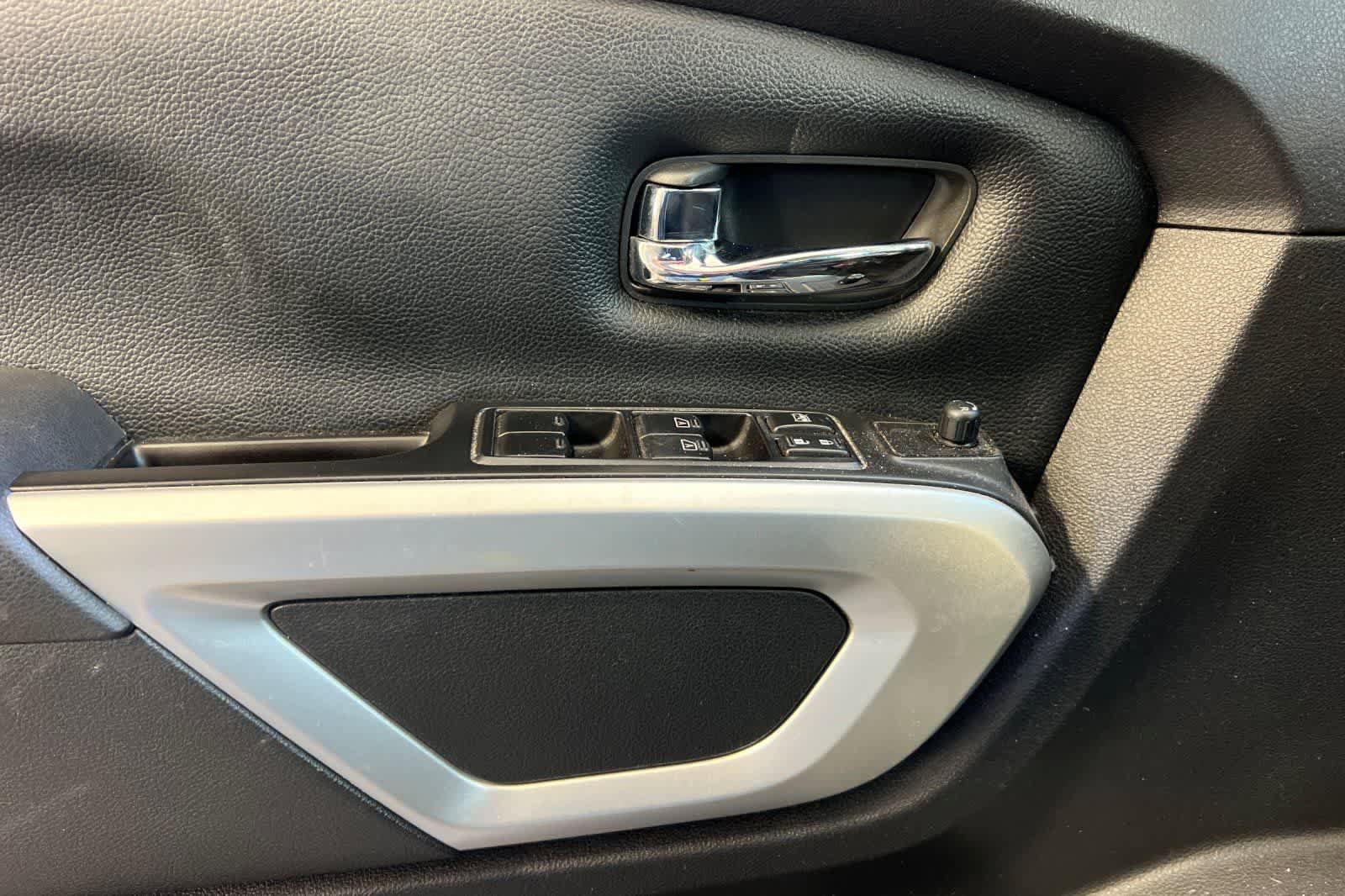 Used 2018 Nissan Titan SV w/ SV Convenience Package RWD image 15