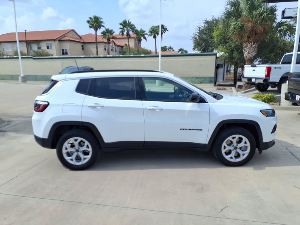 Used 2025 Jeep Compass Latitude AWD/4WD image 6
