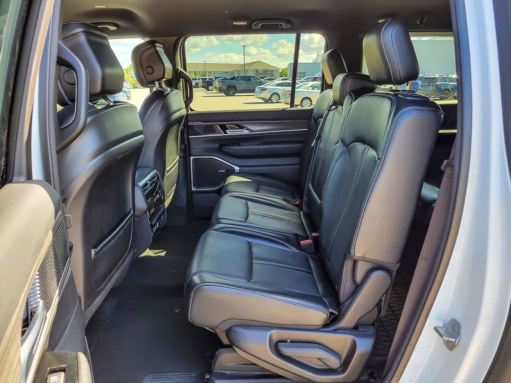 Used 2024 Jeep Wagoneer L Series II w/ Flexible Seating Group RWD image 10