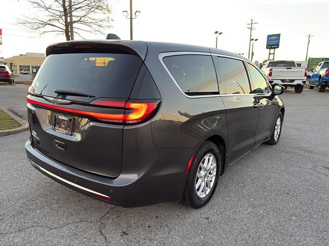Used 2023 Chrysler Pacifica Touring-L image 7